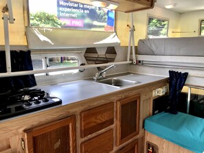 Cafetera y tetera y utensilios de cocina 