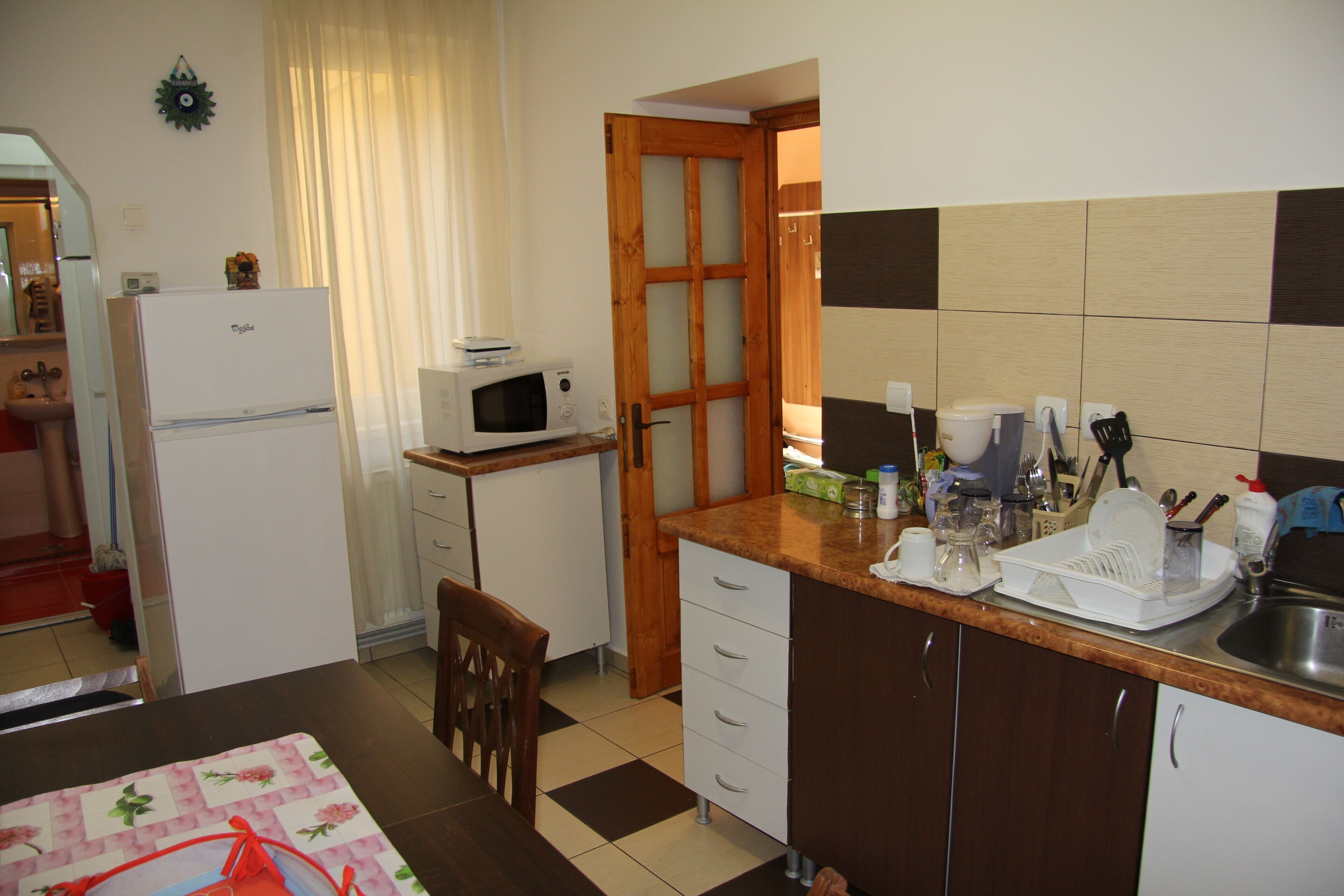 Kühlschrank, Mikrowelle, Wasserkocher mit Kaffee-/Teezubehör, Toaster