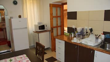 Kühlschrank, Mikrowelle, Wasserkocher mit Kaffee-/Teezubehör, Toaster