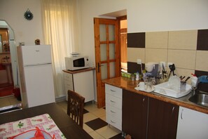 Een koelkast, een microgolfoven, een koffiezetapparaat/waterkoker