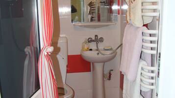 Sèche-cheveux, serviettes fournies, savon, shampoing