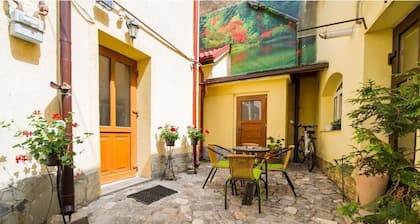 Apartament Cu Vedere la Curte