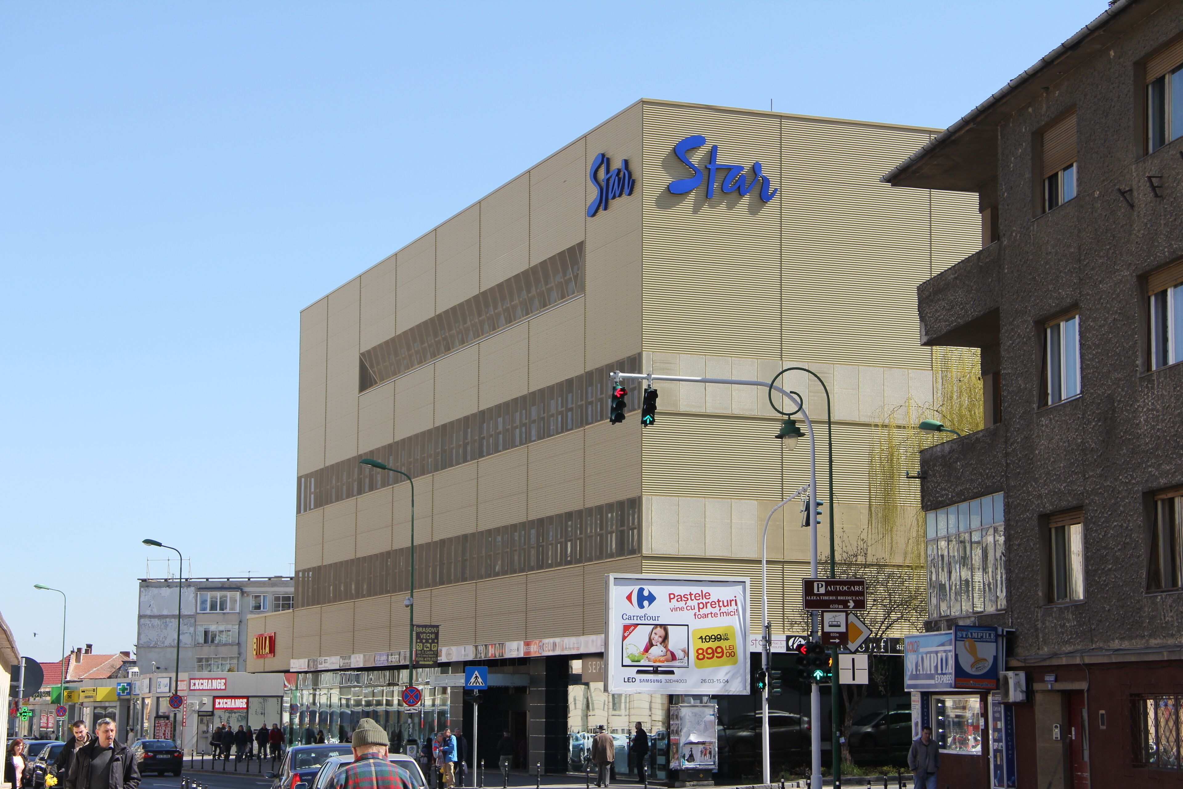 Un edificio grande con un llamativo letrero con la palabra 'Star' en la fachada.