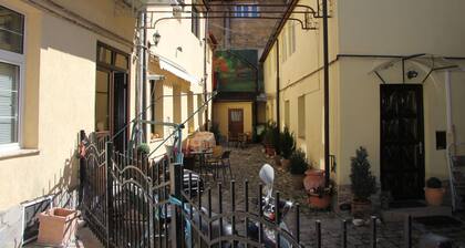 Apartamento Cu Vedere la Curte