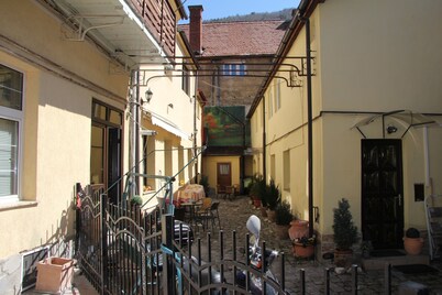 Apartamento Cu Vedere la Curte