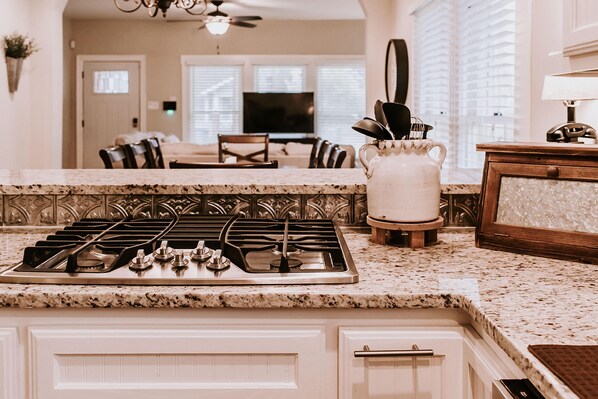 雪櫃、微波爐、焗爐、爐具