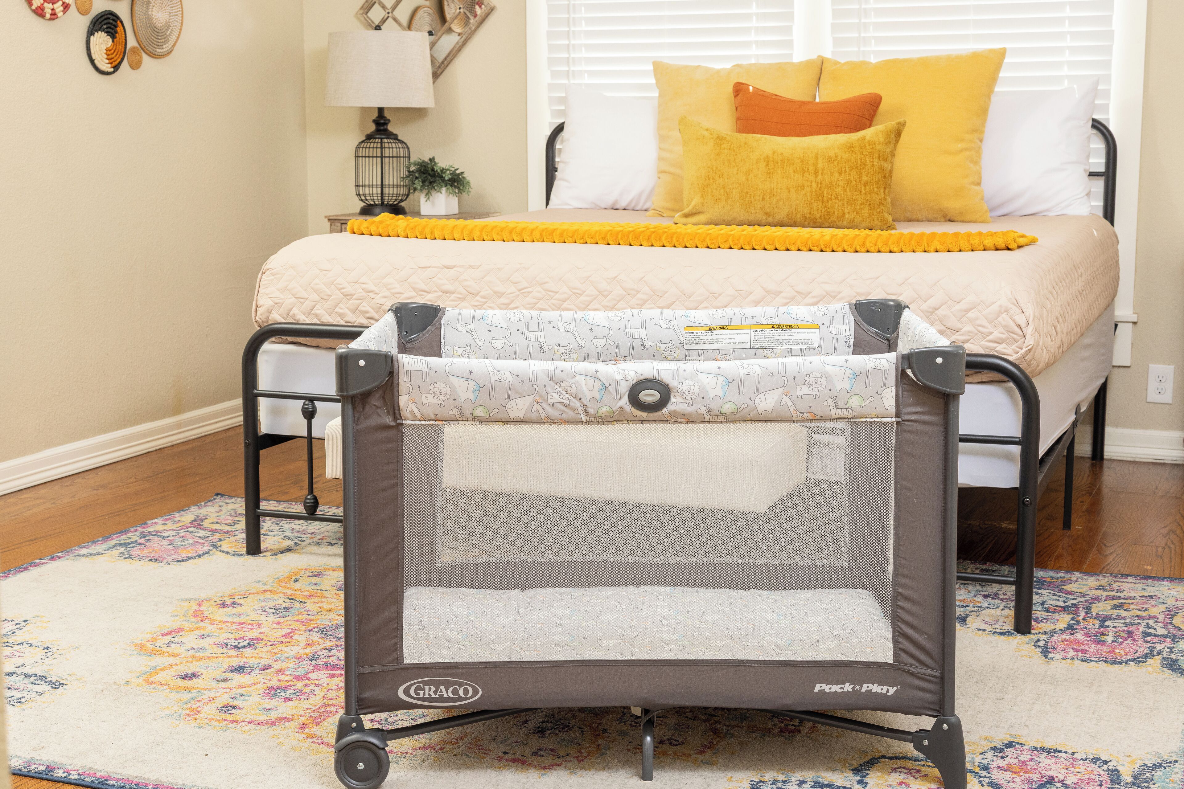 3 sovrum, skrivbord, strykjärn/strykbräda och resesäng