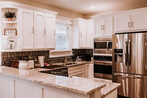 雪櫃、微波爐、焗爐、爐具