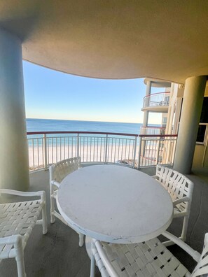 Outdoor dining - Newly Updated 3B&B Navarre Beachfront Beach Colony Sleeps 8. WithChairs&Umbrella (Navarre)