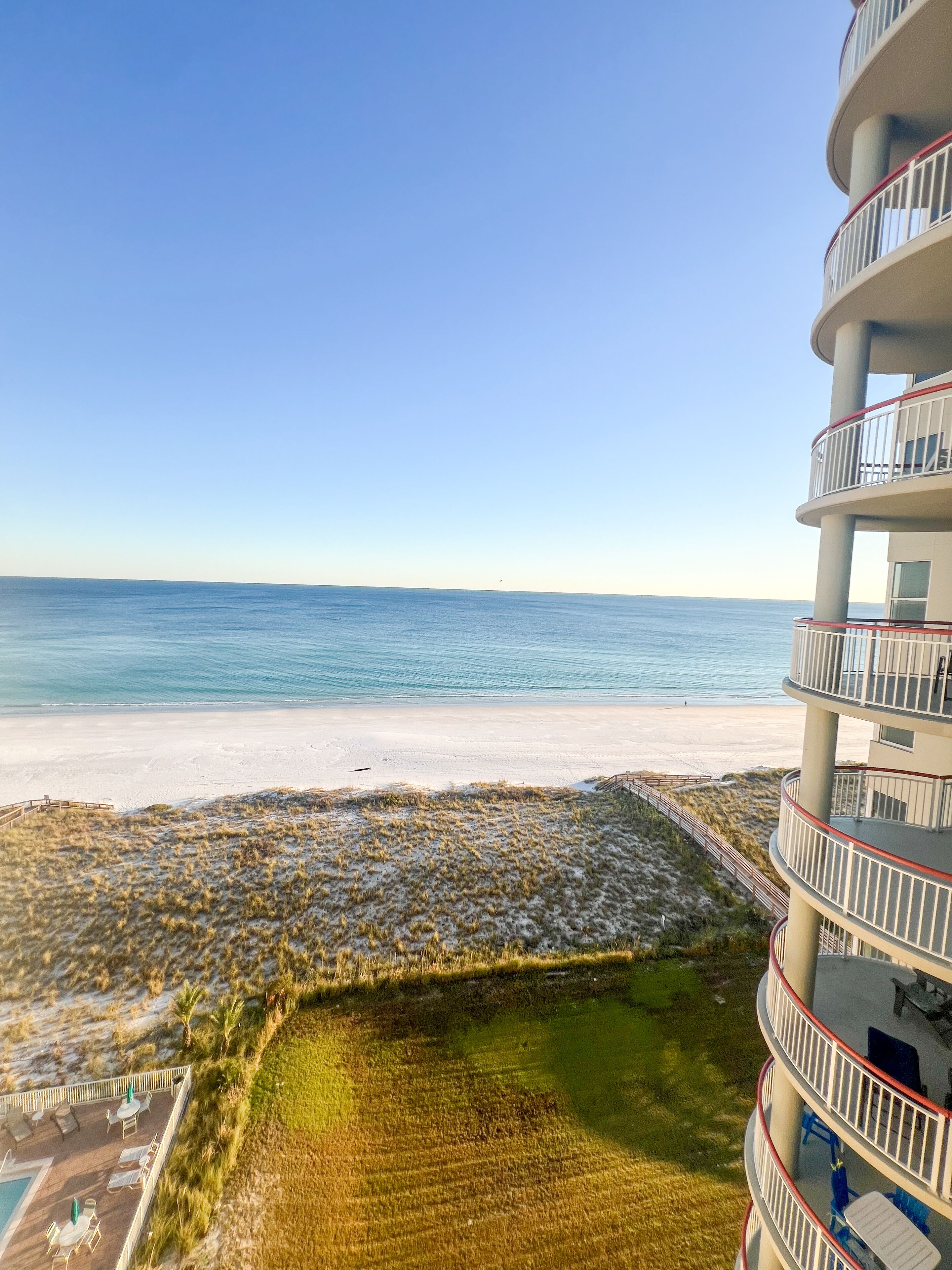 En la playa y camastros 