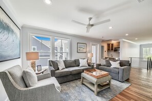 Smart TV, table football, ping pong - 9 Sandy Beach, Close to Beach, Pool, Elevator, Game Room, Free Golf, Free Spring Spa Heat* (Hilton Head)