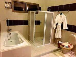 Loftsleilighet – panorama | Bad | Dusj, toalettartikler (inkludert), badekåper og håndklær