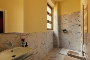 슈피리어 스튜디오 | 욕실 | 샤워 시설, 헤어드라이어, 비데, 타월