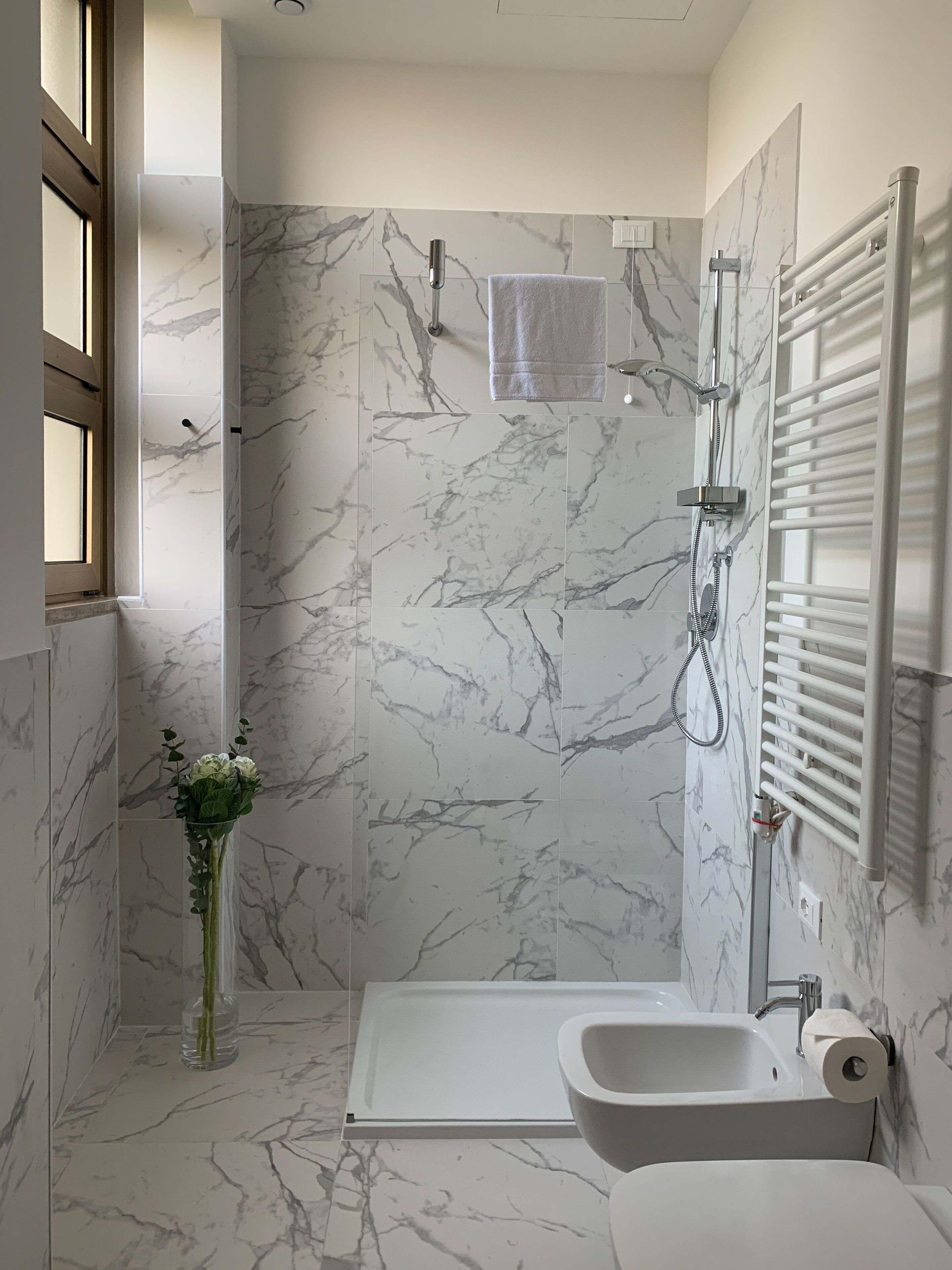 Ein modernes Badezimmer mit Dusche, Badewanne und Toilette.