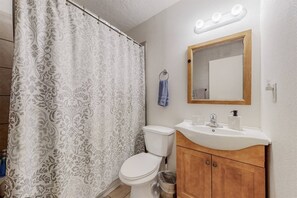 Ensemble douche/baignoire, serviettes fournies, savon, shampoing