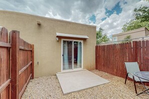 Terrace/patio - Mountain Road Hideaway, near Old Town (Albuquerque)