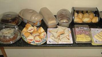 Café da manhã com buffet grátis todos os dias