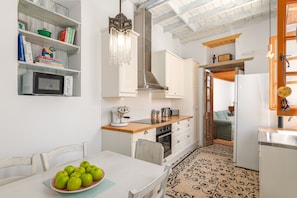 Frigorífico, microondas, horno y placa de cocina