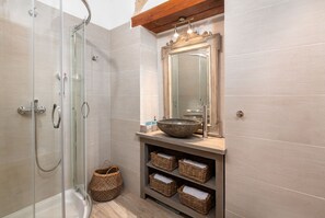 Ducha, secador de pelo, toallas