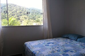 Tabla de planchar con plancha, wifi gratis y ropa de cama 