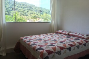 Tabla de planchar con plancha, wifi gratis y ropa de cama 