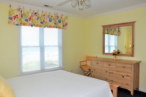 4 Schlafzimmer, Bügeleisen/Bügelbrett
