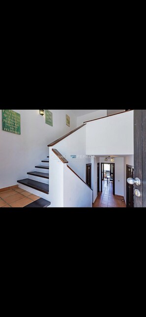 Eine moderne Treppe mit Holzboden und weißer Wand.