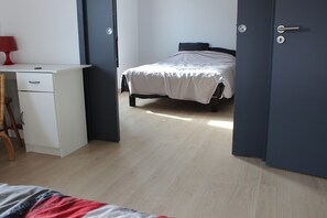 4 habitaciones, tabla de planchar con plancha, cuna de viaje y wifi 