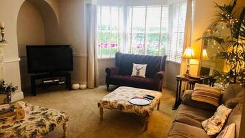 Apartment | Living area | Flat-screen TV