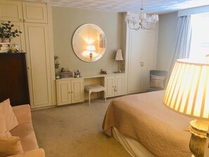 2 bedrooms, desk, soundproofing, iron/ironing board - Ilkley Central One Apartment (Ilkley)