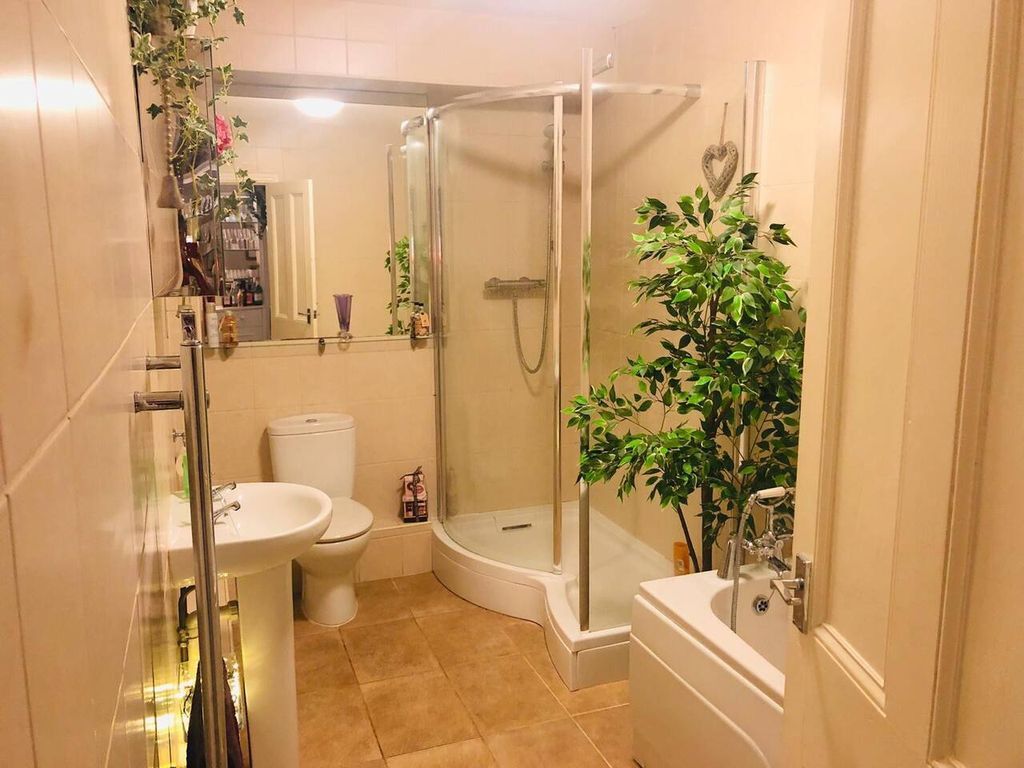 Apartment | Bathroom | Combined shower/bathtub, hair dryer, towels