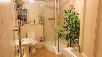Apartment | Bathroom | Combined shower/bathtub, hair dryer, towels