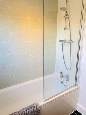 Ferienhaus | Badezimmer | Duschwanne, Haartrockner, Handtücher