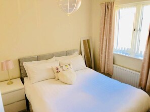 House | 3 bedrooms, soundproofing, free WiFi, bed sheets - Waterside Lodge with Canal Views (Leeds)