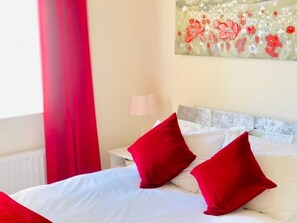 House | 3 bedrooms, soundproofing, free WiFi, bed sheets - Waterside Lodge with Canal Views (Leeds)