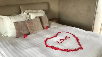 Royal kamer | Luxe beddengoed, Select Comfort-bedden, een minibar