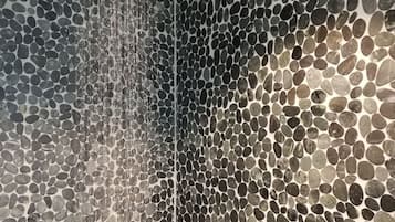 Comfort kamer | Badkamer | Een douche, een regendouche, designer toiletartikelen, een haardroger