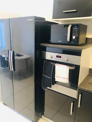 House | Private kitchen | Fridge, microwave, oven, stovetop