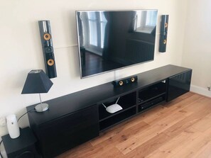 House | Television - Canal Waterfront Townhouse (Leeds)