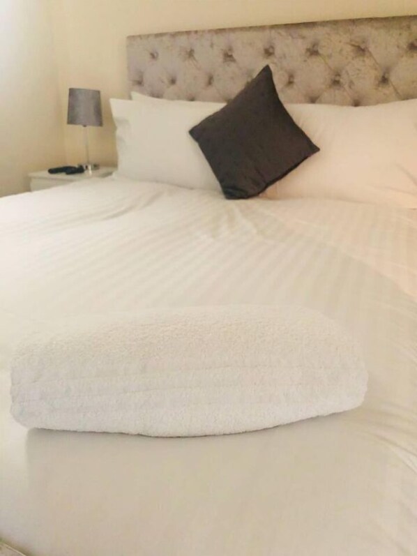 House | 3 bedrooms, soundproofing, iron/ironing board, free WiFi - Canal Waterfront Townhouse (Leeds)