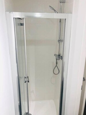 House | Bathroom | Combined shower/tub, hair dryer, towels