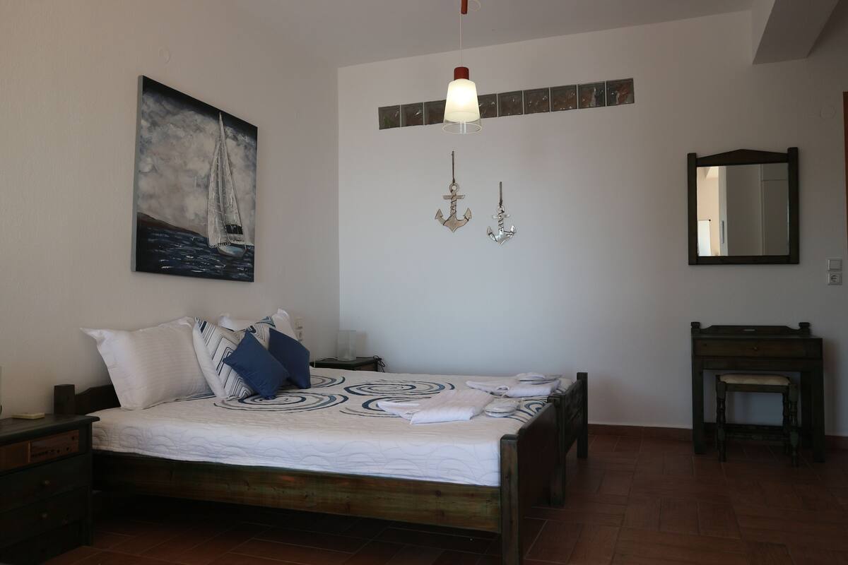 Classic Studio | In-room safe, blackout drapes, cribs (free), WiFi (free)