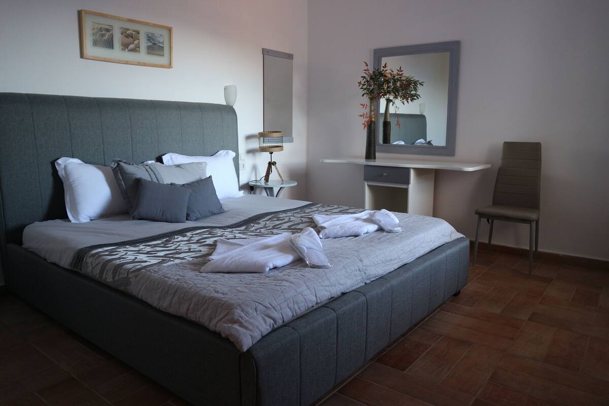 Classic Condo | In-room safe, blackout drapes, cribs (free), WiFi (free)