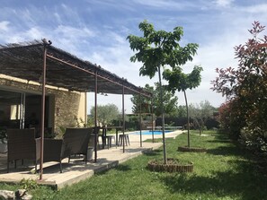 Terrace/patio - Holiday villa with pool in Vallon Pont d'Arc, near the Ardèche river (Vallon-Pont-d'Arc)