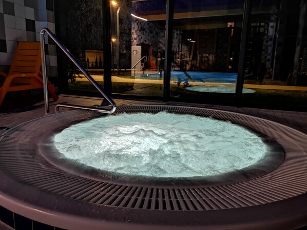Bañera de hidromasaje exterior