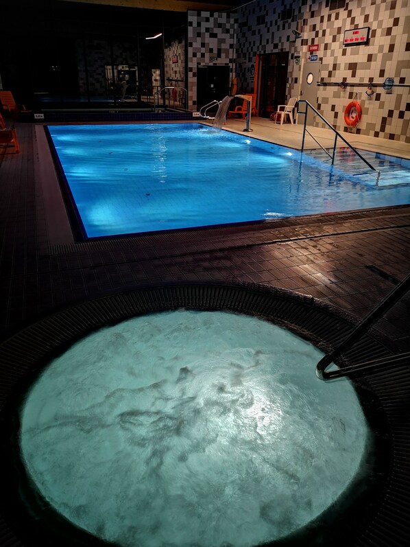 Alberca techada y alberca climatizada