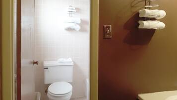 Produtos de toalete grátis, toalhas de banho, sabonete, papel higiênico