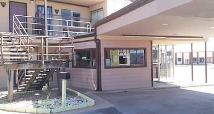 OYO Hotel Kings at Clovis