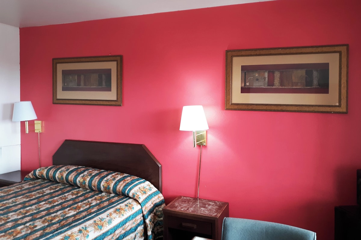 WiFi (free), bed sheets