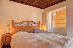 2 soverom, skrivebord, strykejern/-brett og wi-fi (inkludert)